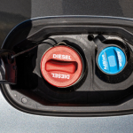 La imagen muestra el sistema de entrada al depósito de adblue de un coche.