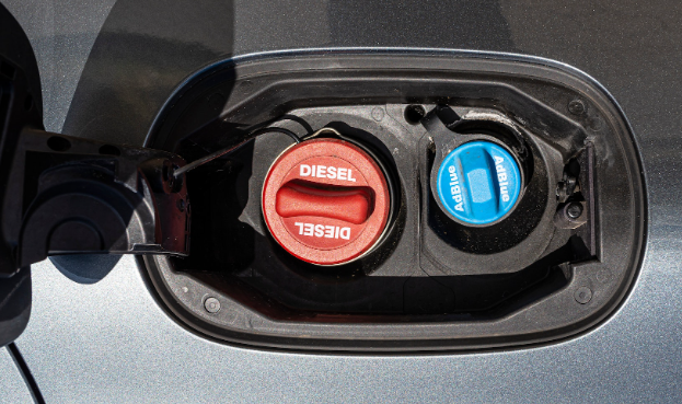 La imagen muestra el sistema de entrada al depósito de adblue de un coche.